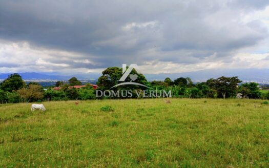 Venta de Terreno plano con Maravillosas vistas en San Isidro Heredia! Uso mixto y servicios disponibles